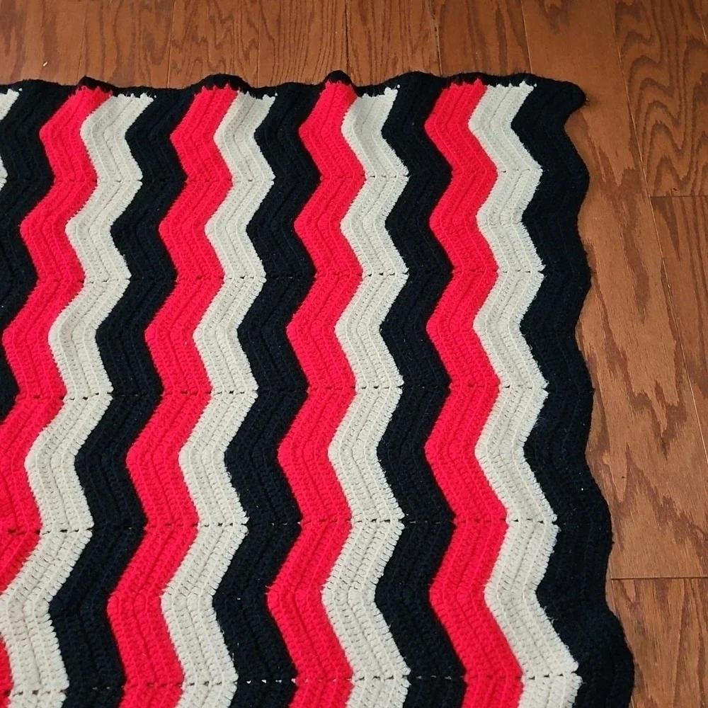 Handmade Knit Crochet Blanket Throw Afghan Red Black White Zig Zag 54